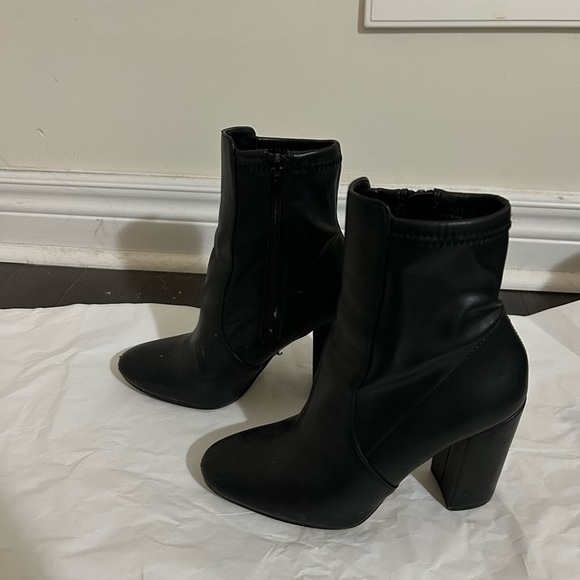 ALDO BLACK ANKLE BOOTIES - Picture 2 of 8